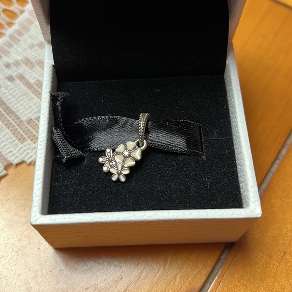 Pandora Flower Charm/Pendant New in Box - Picture 3 of 5